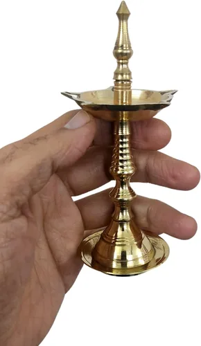 Vista 6 de Latón Kerala Samai Standing Deepak para Puja – Lámpara de aceite tradicional Diya Indian Grabado Profundo Diwali Deepawali Kutthu Vilakku Pooja