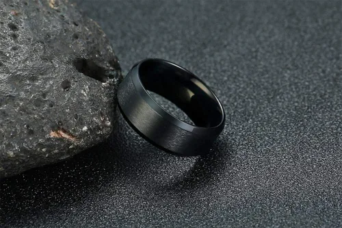 Vista 5 de VNOX Anillo de boda liso de acero inoxidable de 8MM personalizado para hombres, negrochapado en oroplata