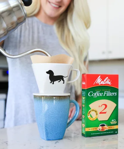 Vista 2 de Simply Charmed Dachshund - Café de cerámica para verter o gotear con caja completa de 40 filtros Melitta Brown tamaño #2
