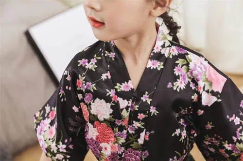 Vista 3 de Bata de kimono floral de flores de cerezo, bata de seda para fiesta nupcial, camisón para niñas
