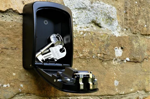Vista 8 de Squire Caja de seguridad para llaves, cerradura de combinación de 4 ruedas, caja fuerte para llaves montada en la pared, cuerpo de aleación fundido