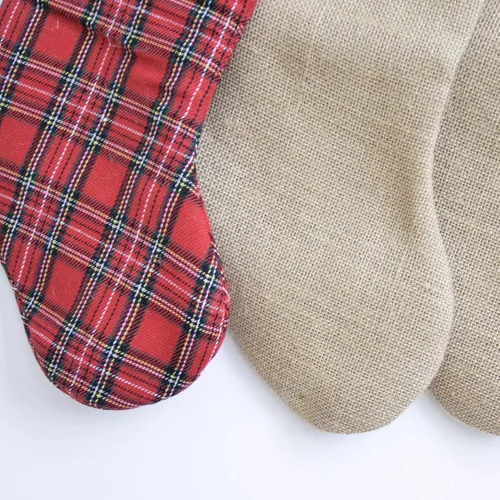 Vista 3 de Paquete de 4 medias de Navidad, 18 pulgadas, grandes, gruesas, a cuadros rojos o arpillera de yute, calcetines de lujo, regalos para la familia