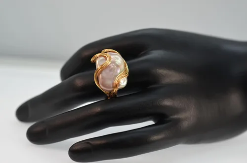 Vista 7 de Anillo de perlas barrocas de color metálico natural con relleno de oro de 14 quilates para mujer