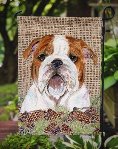 Vista 3 de Caroline's Treasures SS4075GF - Bandera decorativa para patio exterior, diseño de bulldog inglés sobre arpillera sintética con conos de pino