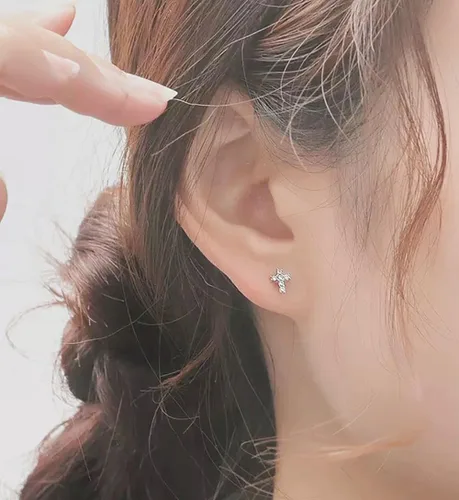 Vista 2 de Aretes tipo dormilona de plata, chapados en oro de 18 quilates, circonita cúbica pequeña, hipoalergénicos, bonitos aretes delicados para hombres