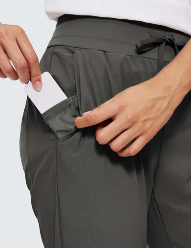 Vista 5 de CRZ YOGA Pantalones deportivos de cintura alta con bolsillos para mujer, de 27.5 pulgadas, ligeros, para entrenamiento, viajes, uso casual, al aire