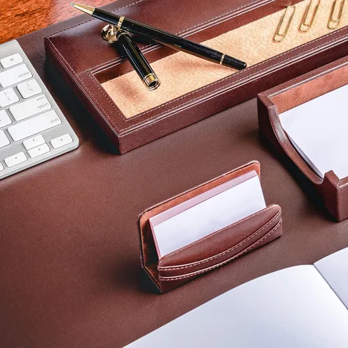 Vista 8 de Dacasso D3420 Juego de escritorio clásico de cuero, 10 piezas, marrón chocolate