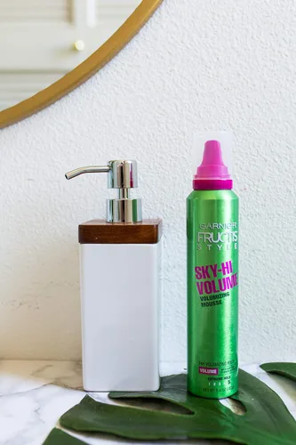 Vista 3 de Garnier Fructis Style Sky-Hi Volume Mousse Voluminizante, 6.4 oz.