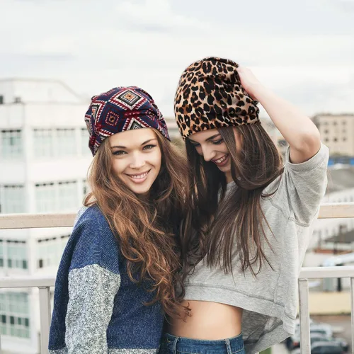 Vista 2 de Geyoga 4 piezas de gorro de satén de seda para mujeres durmiendo, gorro de dormir de doble capa, gorro de dormir holgado