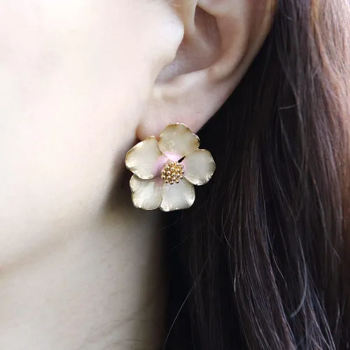 Vista 4 de LAONATO Aretes de margarita con diseño de pétalos de cornejo para niñas y mujeres
