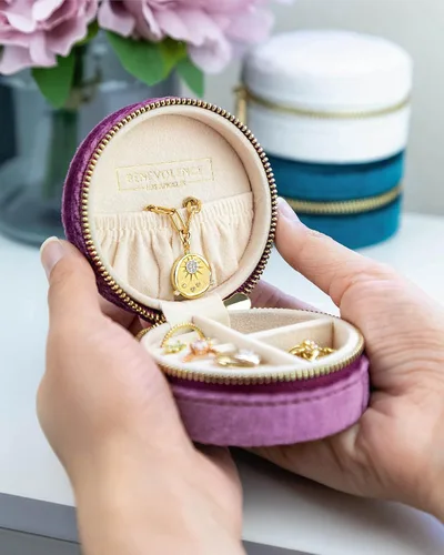 Vista 5 de Benevolence LA - Joyero de viaje Almacenamiento y organizador de joyas Joyero para mujer Organizador de anillos, collares y aretes con espejo