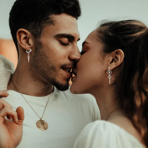 Vista 3 de Fiasaso Juego de 22 aretes colgantes de acero inoxidable con bisagras de aro de cadena larga aretes colgantes de cruz para hombre color negro