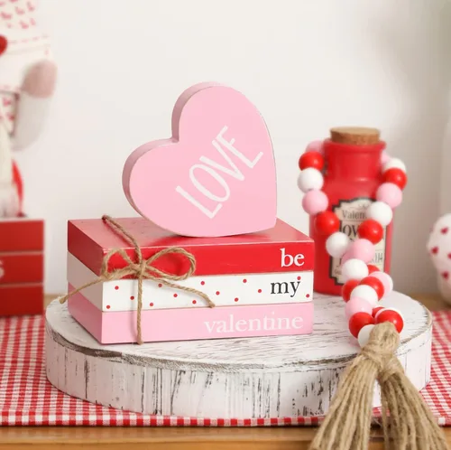 Vista 7 de Decoración de bandeja escalonada de San Valentín, mini pila de libros de madera con guirnalda de cuentas para decoración de San Valentín, Hug XOXO