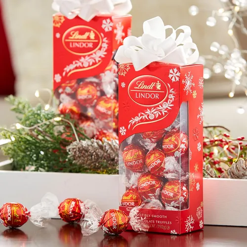 Vista 4 de Lindt LINDOR Caja de Regalo Tradiciones de Trufas de Chocolate con Leche, Caramelo de Chocolate con Leche con Centro de Trufa Suave y Derretido, 6.8