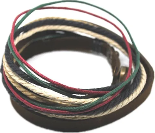 Vista 3 de Pulsera de cuero marrón ajustable con cuerdas multicolores y orificios metálicos para enlazar 582s