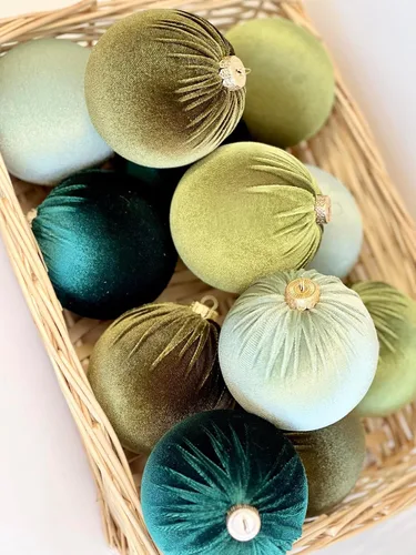Vista 5 de WHITEROOM Juego de 12 bombillas decorativas de terciopelo verde para árbol de Navidad