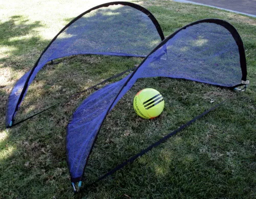 Vista 2 de BlueDot Trading Juego de dos (2) redes de fútbol plegables portátiles para interiores o exteriores, 5 pies/5.2 ft, ribete negro con bolsa
