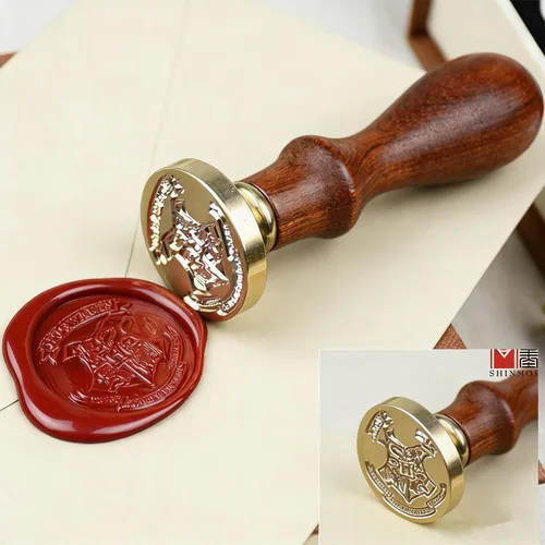 Vista 5 de Set nuevo vintage de sello de cera de la insignia de Hogwarts de Harry Potter, con varitas de estampado, cucharas para derretir y velas Juego