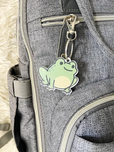 Vista 3 de The Acrylic Place Llavero de rana - Dije para bolso de pañales, bolsa de mano, mochila para niños, Tamaño de mochila