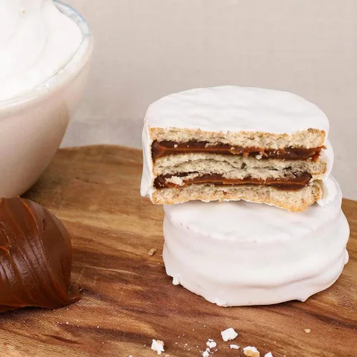 Vista 2 de Alfajor Jorgelin Chocolate Blanco Relleno con Dulce de Leche, 8.99 oz.) 3un cada uno
