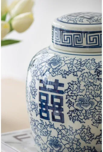 Vista 2 de Jarrón con tapa de porcelana 100 % azul y blanco oriental de 8 x 9.5 pulgadas con patrón floral para almacenamiento en el hogar y organización