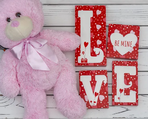 Vista 3 de Bloques de amor de madera roja – Día de San Valentín romántico corazón letras de madera Bloque decorativo con corazones para estante de mantel sobre