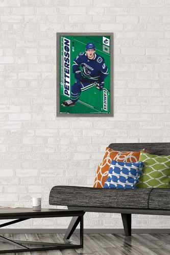 Vista 2 de Trends International NHL Vancouver Canucks - Póster de pared Elias Pettersson 19, 14.725 x 22.375 pulgadas, versión enmarcada de madera de granero