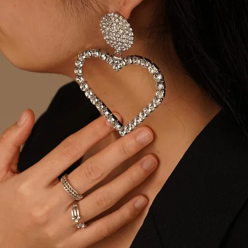 Vista 2 de YERTTER Elegantes aretes de gran tamaño, aretes colgantes de cristal con diamantes de imitación para mujer, aretes largos de moda con borlas