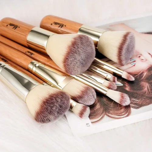 Vista 3 de Matto Juego de brochas de maquillaje de 9 piezas con bolsa de maquillaje de viaje