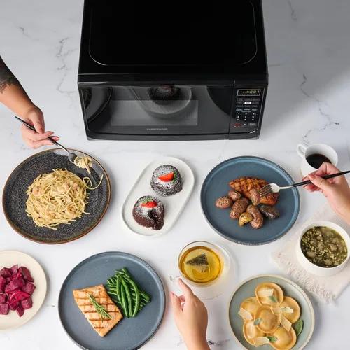 Vista 6 de Farberware Horno microondas de encimera de 0.7 pies cúbicos, 700 vatios de potencia, configuración de cocción automática, descongelación, fácil Negro
