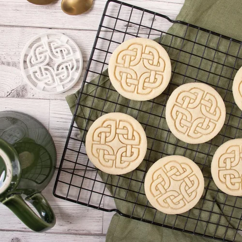 Vista 4 de Nordic Runes - Cortador de galletas con nudo de escudo celta, 1 pieza - Bakerlogy