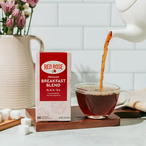 Vista 4 de Red Rose Té de desayuno especialmente mezclado fuerte y robusto té negro con 20 bolsas de té envueltas individualmente por caja que contiene