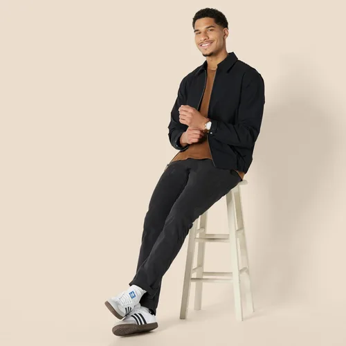 Vista 4 de Amazon Essentials Chaqueta bomber ligera y elástica con cremallera para hombre