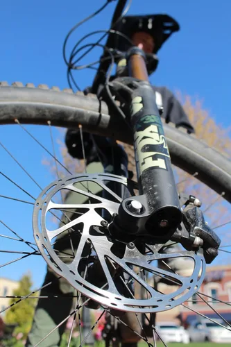 Vista 3 de Kit de Reparación de Neumáticos Sin Cámara MTB de Every Rider's Must - Herramienta de Enchufe de Neumáticos de Bicicleta Se Almacena en el Eje