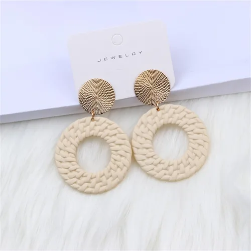 Vista 2 de Aretes colgantes redondos geométricos bohemios acrílicos trenzados para mujer Beige