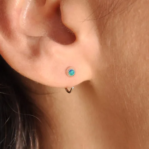 Vista 2 de Half Huggie - Aretes de aro de plata para mujer, aretes pequeños para cartílago, piedra natal, hipoalergénicos, con parte trasera de rosca