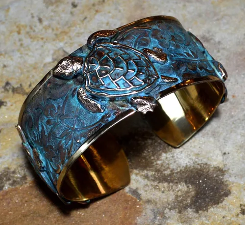 Vista 2 de Elaine Coyne Collectible Artwear Pulsera clásica de tortuga marina - Verdigris Patina Brass, Latón