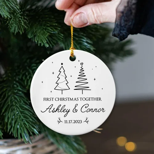 Vista 3 de Adorno de nuestra primera Navidad juntos, adorno de cerámica de Navidad personalizado para parejas, 1ª Navidad juntos, adorno de compromiso