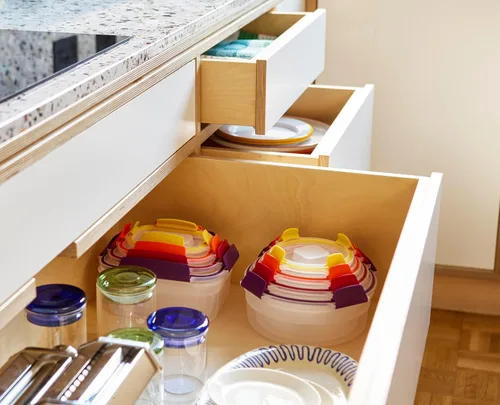 Vista 7 de Joseph Joseph Nest Lock - Juego de 8 recipientes redondos de plástico sin BPA con tapas herméticas a prueba de fugas, multicolor