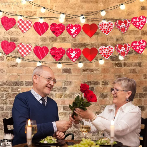 Vista 6 de KatchOn, Guirnalda de corazones de fieltro con estampado rojo – 10 pies, sin bricolaje Decoraciones del día de San Valentín Decoración