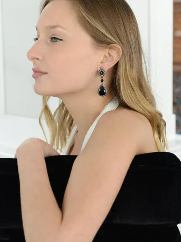 Vista 4 de Mariell Aretes colgantes de lágrima de cristal negro, joyería para novias, damas de honor, bailes de graduación y fiestas de boda, Metal Cristal