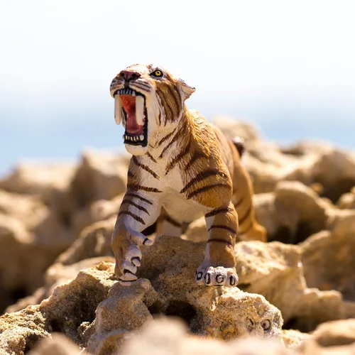 Vista 6 de Safari Ltd. Smilodon Figura de tigre dentado de sable de 4 pulgadas, juguete educativo para niños, niñas y niños a partir de 3 años