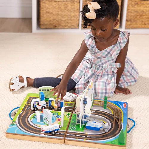 Vista 8 de Melissa & Doug Juego de aeropuerto para llevar, vehículos, pistas incorporadas para niños y niñas de 3 años en adelante - Certificado FSC