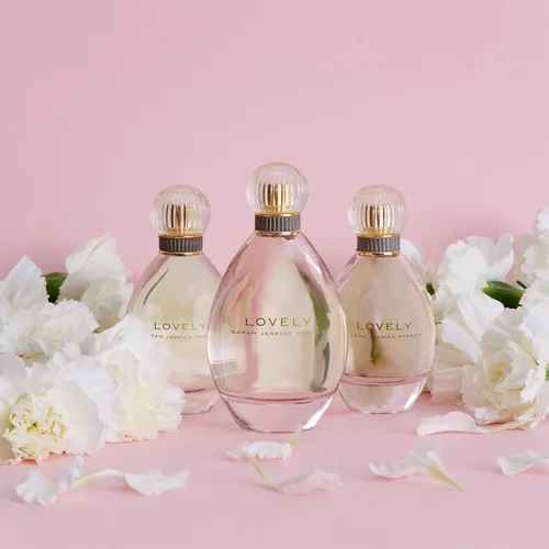 Vista 3 de Lovely By SJP EDP Spray para mujer, aroma clásico encantador, ultra glamoroso, fragancia de ámbar blanco sedoso con notas íntimas en polvo