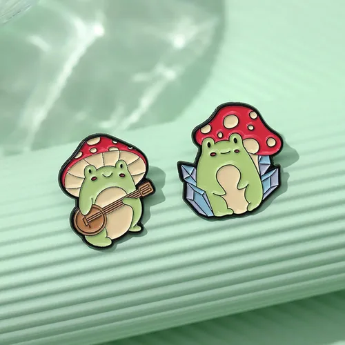 Vista 2 de Snappy - Juego de pines esmaltados de rana con diseño de animales para mujeres, hombres y niños, diseño de hongos de dibujos animados, insignias