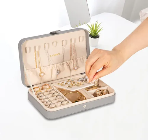 Vista 5 de LANDICI - Caja de joyería pequeña para mujeres y niñas, estuche organizador de joyería de viaje de cuero PU, soporte portátil para almacenamiento