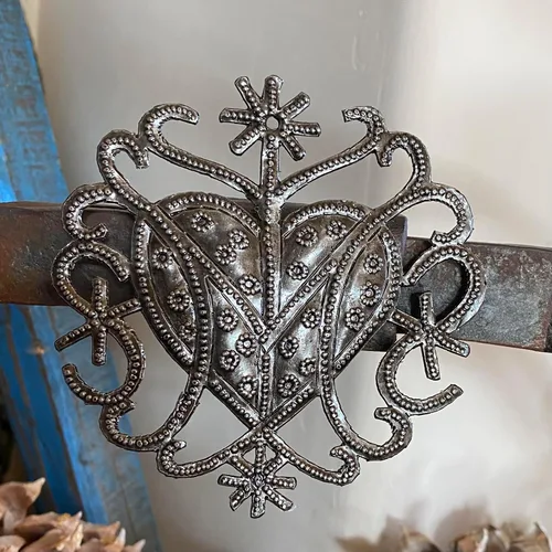 Vista 5 de Adorno de corazón hecho a mano de Freda Veve de 4 pulgadas, arte de metal haitiano, diseño de Veve haitiano, ornamento cultural único, arte popular