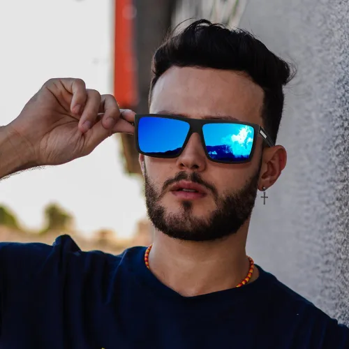 Vista 2 de Gafas de sol polarizadas cuadradas de estilo clásico de los hombres Gafas de sol ligeras de plástico protección UV para conducir