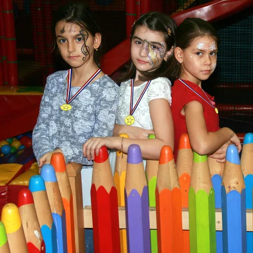 Vista 5 de Medallas ganadoras de plástico de 24 piezas, medallas de oro para niños, deportes escolares, competencia de fútbol, juegos, espectáculo de talentos