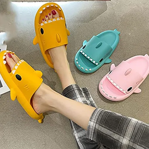 Vista 7 de Pantuflas de tiburón para parejas, antideslizantes y suaves con diseño de tiburón para adultos, sandalias de ducha con punta abierta para mujeres